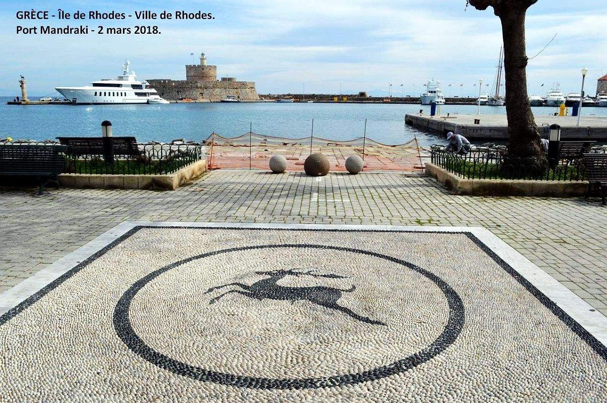 007- Rhodes Centre- Port d'honneur.JPG